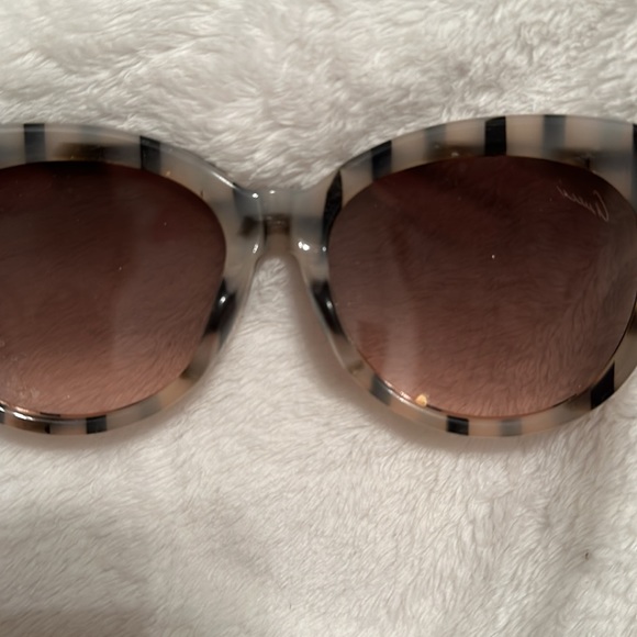 Authentic Gucci Sunglasses with case - Picture 7 of 14